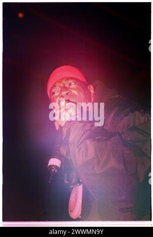 PUBLIC ENEMY, KONZERT, 2000: Flavor Flav of Public Enemy beim Homelands Festival in Winchester, England, Großbritannien am 27. Mai 2000. Foto: Rob Watkins. INFO: Public Enemy, eine US-amerikanische Hip-Hop-Gruppe, die 1985 in Long Island, New York gegründet wurde, revolutionierte die Rap-Musik mit politisch aufgeladenen Texten und innovativer Produktion. Hits wie „Fight the Power“ machten sie berühmt und festigten ihren Status als Ikonen der bewussten Hip-Hop-Kultur. Stockfoto