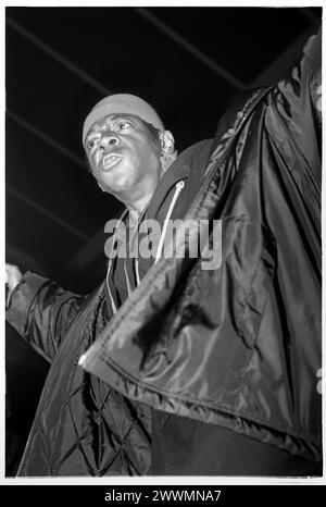 PUBLIC ENEMY, KONZERT, 2000: Flavor Flav of Public Enemy beim Homelands Festival in Winchester, England, Großbritannien am 27. Mai 2000. Foto: Rob Watkins. INFO: Public Enemy, eine US-amerikanische Hip-Hop-Gruppe, die 1985 in Long Island, New York gegründet wurde, revolutionierte die Rap-Musik mit politisch aufgeladenen Texten und innovativer Produktion. Hits wie „Fight the Power“ machten sie berühmt und festigten ihren Status als Ikonen der bewussten Hip-Hop-Kultur. Stockfoto