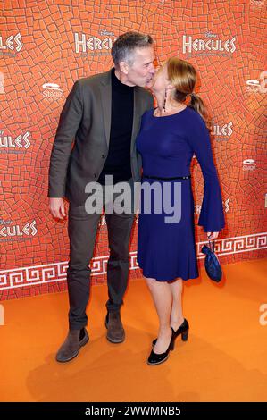 Dirk Steffens mit Ehefrau Ingrid Steffens bei der Premiere des Musicals Hercules im Stage Theater neue Flora. Hamburg, 24.03.2024 *** Dirk Steffens mit seiner Frau Ingrid Steffens bei der Premiere des Musicals Hercules am Bühnentheater neue Flora Hamburg, 24 03 2024 Foto:xgbrcix/xFuturexImagex hercules prem 4408 Stockfoto