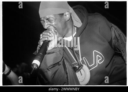 PUBLIC ENEMY, KONZERT, 2000: Flavor Flav of Public Enemy beim Homelands Festival in Winchester, England, Großbritannien am 27. Mai 2000. Foto: Rob Watkins. INFO: Public Enemy, eine US-amerikanische Hip-Hop-Gruppe, die 1985 in Long Island, New York gegründet wurde, revolutionierte die Rap-Musik mit politisch aufgeladenen Texten und innovativer Produktion. Hits wie „Fight the Power“ machten sie berühmt und festigten ihren Status als Ikonen der bewussten Hip-Hop-Kultur. Stockfoto