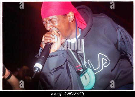 PUBLIC ENEMY, KONZERT, 2000: Flavor Flav of Public Enemy beim Homelands Festival in Winchester, England, Großbritannien am 27. Mai 2000. Foto: Rob Watkins. INFO: Public Enemy, eine US-amerikanische Hip-Hop-Gruppe, die 1985 in Long Island, New York gegründet wurde, revolutionierte die Rap-Musik mit politisch aufgeladenen Texten und innovativer Produktion. Hits wie „Fight the Power“ machten sie berühmt und festigten ihren Status als Ikonen der bewussten Hip-Hop-Kultur. Stockfoto