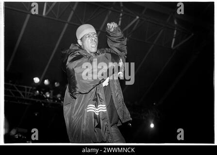 PUBLIC ENEMY, KONZERT, 2000: Flavor Flav of Public Enemy beim Homelands Festival in Winchester, England, Großbritannien am 27. Mai 2000. Foto: Rob Watkins. INFO: Public Enemy, eine US-amerikanische Hip-Hop-Gruppe, die 1985 in Long Island, New York gegründet wurde, revolutionierte die Rap-Musik mit politisch aufgeladenen Texten und innovativer Produktion. Hits wie „Fight the Power“ machten sie berühmt und festigten ihren Status als Ikonen der bewussten Hip-Hop-Kultur. Stockfoto