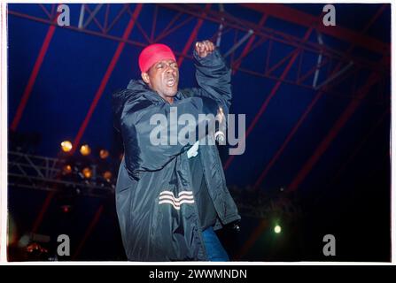 PUBLIC ENEMY, KONZERT, 2000: Flavor Flav of Public Enemy beim Homelands Festival in Winchester, England, Großbritannien am 27. Mai 2000. Foto: Rob Watkins. INFO: Public Enemy, eine US-amerikanische Hip-Hop-Gruppe, die 1985 in Long Island, New York gegründet wurde, revolutionierte die Rap-Musik mit politisch aufgeladenen Texten und innovativer Produktion. Hits wie „Fight the Power“ machten sie berühmt und festigten ihren Status als Ikonen der bewussten Hip-Hop-Kultur. Stockfoto