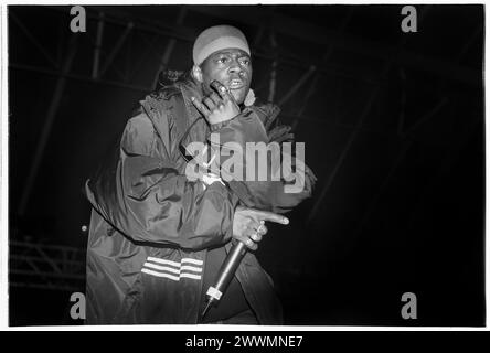 PUBLIC ENEMY, KONZERT, 2000: Flavor Flav of Public Enemy beim Homelands Festival in Winchester, England, Großbritannien am 27. Mai 2000. Foto: Rob Watkins. INFO: Public Enemy, eine US-amerikanische Hip-Hop-Gruppe, die 1985 in Long Island, New York gegründet wurde, revolutionierte die Rap-Musik mit politisch aufgeladenen Texten und innovativer Produktion. Hits wie „Fight the Power“ machten sie berühmt und festigten ihren Status als Ikonen der bewussten Hip-Hop-Kultur. Stockfoto