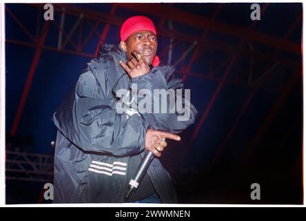 PUBLIC ENEMY, KONZERT, 2000: Flavor Flav of Public Enemy beim Homelands Festival in Winchester, England, Großbritannien am 27. Mai 2000. Foto: Rob Watkins. INFO: Public Enemy, eine US-amerikanische Hip-Hop-Gruppe, die 1985 in Long Island, New York gegründet wurde, revolutionierte die Rap-Musik mit politisch aufgeladenen Texten und innovativer Produktion. Hits wie „Fight the Power“ machten sie berühmt und festigten ihren Status als Ikonen der bewussten Hip-Hop-Kultur. Stockfoto