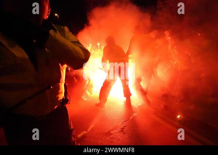 Aktenfoto vom 30/11/23: Die Polizei versucht, vor dem Spiel der Gruppe E der UEFA Europa Conference League in Villa Park, Birmingham, Fackeln auszuschalten, die sie außerhalb des Stadions getroffen haben. Walisische und polnische Fans wurden davor gewarnt, pyrotechnische Geräte zum Play-off-Finale der Euro 2024 im Cardiff City Stadium am Dienstag mitzubringen. Sieben polnische Fans wurden nach einem Spiel der Nations League zwischen den beiden Ländern vor 18 Monaten in Cardiff verhaftet, darunter vier wegen des Besitzes von Pyrotechnik. Das Spiel der Europa Conference League zwischen Aston Villa und Legia Warschau im November wurde ebenfalls von der Menschenmenge geprägt Stockfoto