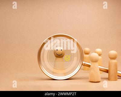 Personalwesen (HR), Einstellung, Auswahl, Rekrutierung, CRM, richtige Personen und einzigartige Konzepte. Holzfigur mit Häkchen, die Auserwählte Person Stockfoto