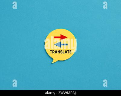 Das Wort übersetzt auf gelber Sprechblase auf blauem Hintergrund. Wörterbuch, Übersetzung, Dolmetschen, Übersetzer, Kommunikation, Sprache und Kno Stockfoto