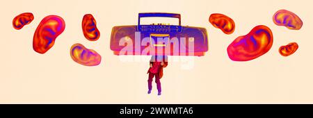 Surreales Bild einer Person mit Boombox-Kopf, umherschwebenden Ohren, Retro- und abstraktem Konzept. Zeitgenössische Kunstcollage Stockfoto