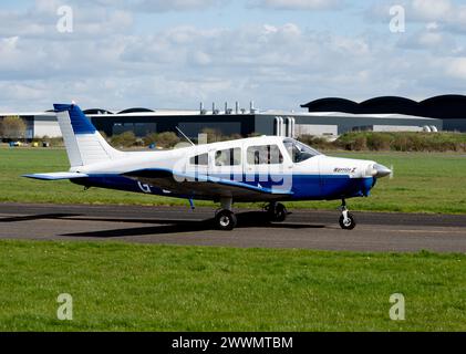 Piper PA-28-151 Cherokee Warrior II am Wellesbourne Airfield, Warwickshire, Großbritannien (G-BRBD) Stockfoto