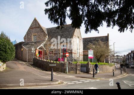 Ellacombe Grundschulgebäude in Torquay, Außenansicht vor blauem Himmel an einem sonnigen Tag Stockfoto