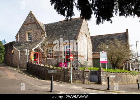 Ellacombe Grundschulgebäude in Torquay, Außenansicht vor blauem Himmel an einem sonnigen Tag Stockfoto