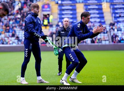 Josh Eccles (links) und Luis Binks in Coventry City während eines Trainings in der Coventry Building Society Arena in Coventry. Bilddatum: Montag, 25. März 2024. Stockfoto