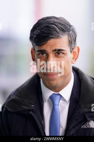 Premierminister Rishi Sunak bei einem Besuch der U-Boote von BAE Systems in Barrow-in-Furness in Cumbria. Die Premierministerin hat einen neuen Fonds angekündigt, der mit 20 Millionen Pfund an öffentlichen Geldern unterstützt wird, um die Zukunft der britischen Kernindustrie mit einem Investitionspaket zu sichern, mit dem Qualifikationen und Arbeitsplätze gefördert werden sollen, während Bedenken hinsichtlich der Verteidigungsausgaben bestehen. Bilddatum: Montag, 25. März 2024. Stockfoto