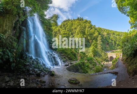 Entdecken Sie den bezaubernden Park Ribeira dos Caldeiroes in Sao Miguel, eine ruhige Oase der Azoren mit üppigen Landschaften und rauschenden Wasserfällen. Stockfoto