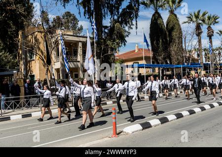 Nikosia, Nikosia, Zypern. März 2024. Die Studentenparade zum 203. Jahrestag des Unabhängigkeitstages findet heute vor der griechischen Botschaft in Nikosia, Zypern, am 25. März 2024 statt. Der Jahrestag erinnert an den 25. März 1821, als die Griechen die Revolution gegen das Osmanische Reich begannen. (Credit Image: © Kostas Pikoulas/ZUMA Press Wire) NUR REDAKTIONELLE VERWENDUNG! Nicht für kommerzielle ZWECKE! Quelle: ZUMA Press, Inc./Alamy Live News Stockfoto