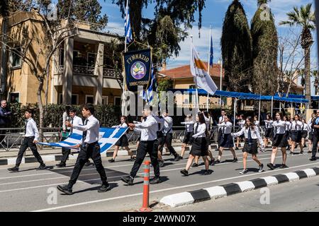 Nikosia, Zypern. März 2024. Die Studentenparade zum 203. Jahrestag des Unabhängigkeitstages findet heute vor der griechischen Botschaft in Nikosia, Zypern, am 25. März 2024 statt. Der Jahrestag erinnert an den 25. März 1821, als die Griechen die Revolution gegen das Osmanische Reich begannen. (Foto: Kostas Pikoulas/SIPA USA). Quelle: SIPA USA/Alamy Live News Stockfoto