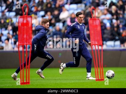 Luis Binks (rechts) und Josh Eccles in Coventry City während eines Trainings in der Coventry Building Society Arena in Coventry. Bilddatum: Montag, 25. März 2024. Stockfoto