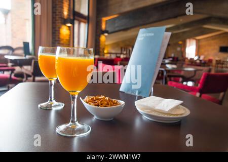 Zwei Gläser Orangensaft in einer Cafeteria. Stockfoto