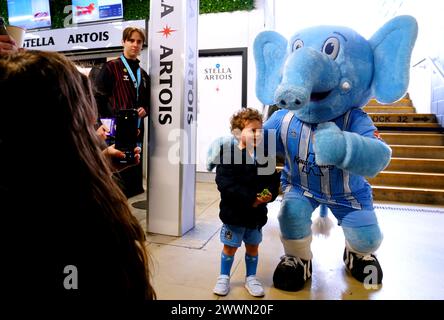 Ein junger Coventry City-Fan posiert für ein Foto mit Sky Blue Sam in der Coventry Building Society Arena in Coventry. Bilddatum: Montag, 25. März 2024. Stockfoto