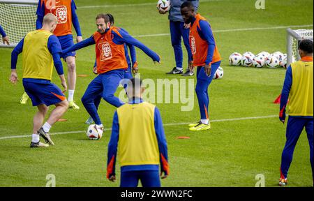 Zeist, Niederlande. März 2024. ZEIST - Daley Blind während eines Trainings der niederländischen Nationalmannschaft auf dem KNVB Campus am 25. März 2024 in Zeist, Niederlande. Die niederländische Nationalmannschaft bereitet sich auf das Freundschaftsspiel gegen Deutschland in Frankfurt vor. ANP ROBIN UTRECHT Credit: ANP/Alamy Live News Stockfoto