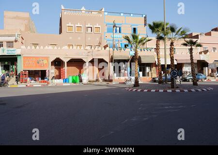 TAFRAOUT, MAROKKO am 2023. Januar: Fassade der afrikanischen Stadt in der Provinz Tiznit, Region Souss-Massa, klarer blauer Himmel an kalten, sonnigen Wintertagen. Stockfoto