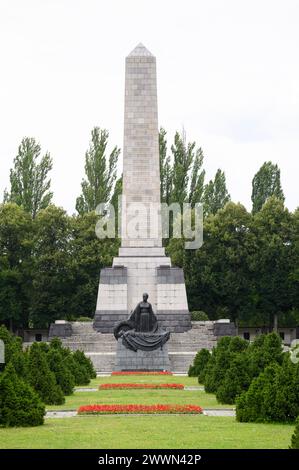 Berlin. Deutschland. Sowjetisches Ehrenmal in der Schönholzer Heide. Mutter Russland trauert um einen gefallenen Soldi Stockfoto