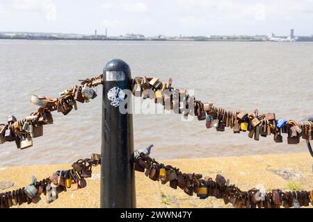 Liverpool, vereinigtes Königreich, 16. Mai 2023 Vorhängeschlösser der Liebe am Fluss an einem sonnigen Tag. Stockfoto