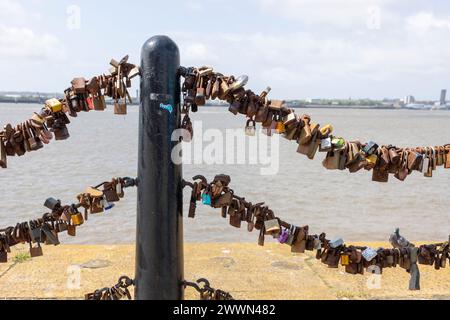 Liverpool, vereinigtes Königreich, 16. Mai 2023 Vorhängeschlösser der Liebe am Fluss an einem sonnigen Tag. Stockfoto