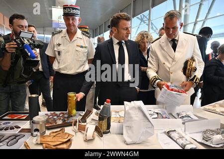 Cayenne, Frankreich. März 2024. Der französische Präsident Emmanuel Macron (C) spricht mit französischen Polizeibeamten, Gendarmen und Zollbeamten während der Vorstellung eines Kontrollsystems zur Bekämpfung des Drogenhandels am Flughafen Cayenne-Felix Eboue in Cayenne im Rahmen eines zweitägigen Besuchs im französischen überseeischen Departement Guayana am 25. März 2024. Foto: Jacques Witt//Pool/ABACAPRESS.COM Credit: Abaca Press/Alamy Live News Stockfoto