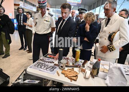 Cayenne, Frankreich. März 2024. Der französische Präsident Emmanuel Macron (C) spricht mit französischen Polizeibeamten, Gendarmen und Zollbeamten während der Vorstellung eines Kontrollsystems zur Bekämpfung des Drogenhandels am Flughafen Cayenne-Felix Eboue in Cayenne im Rahmen eines zweitägigen Besuchs im französischen überseeischen Departement Guayana am 25. März 2024. Foto: Jacques Witt//Pool/ABACAPRESS.COM Credit: Abaca Press/Alamy Live News Stockfoto