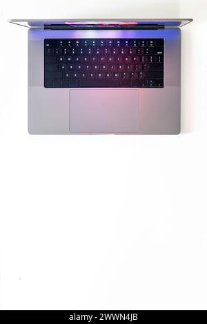 Laptop auf weißem Hintergrund isoliert, Draufsicht. Stockfoto