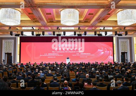 (240325) -- PEKING, 25. März 2024 (Xinhua) -- dieses Foto vom 24. März 2024 zeigt die Eröffnungszeremonie des China Development Forum 2024 in Peking, der Hauptstadt Chinas. (Xinhua/Li Xin) Stockfoto