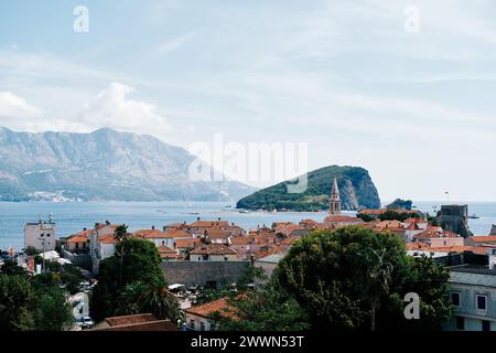 Altstadt von Budva an der Küste mit der Insel Sveti Nikola im Hintergrund. Montenegro Stockfoto