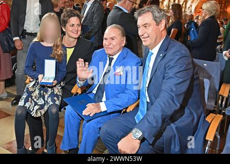 Fritz WEPPER Schauspieler im Alter von 83 Jahren gestorben. ARCHIVFOTO v.re:Markus SOEDER Ministerpraesident Bayern und CSU Vorsitzender, Fritz WEPPER Schauspieler, Ehefrau Susanne Kellermann und Tochter Filippa. Verleihung Bayerischer Verdienstorden im Antiquarium der Münchner Residenz am 13.10.2022. *** Fritz WEPPER Schauspieler starb im Alter von 83 Jahren ARCHIVFOTO von rechts Markus SOEDER Ministerpräsident von Bayern und CSU-Vorsitzender, Fritz WEPPER Schauspieler, Ehefrau Susanne Kellermann und Tochter Filippa Preis des Bayerischen Verdienstordens im Antiquarium der Münchner Residenz am 13 10 2022 Stockfoto