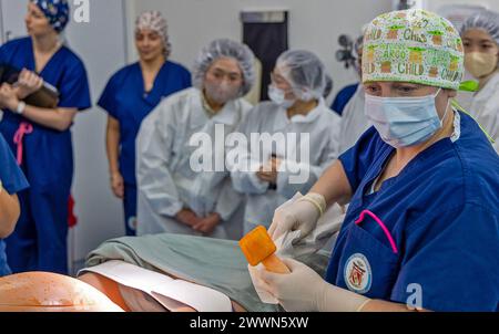 YOKOSUKA, Japan (28. Februar 2024) LCDR Heather Hernandez bereitet einen ChloraPrep-Applikator für eine abdominale Hautvorbereitung während eines simulierten Kaiserschnitts vor. Yokosukas Team der maternal Infant Unit (MIU) des United States Naval Hospital demonstrierte einer Gruppe von Studenten und Lehrkörpermitgliedern der Kanagawa University of Human Services (KUHS) eine Code Purple geburtshilfliche (ob) Notfallreaktion. Das Team demonstrierte den Besuchern eine Kaiserentbindung und ein anschließendes Infant Respiratory Distress Syndrom (RDS). Marineblau Stockfoto