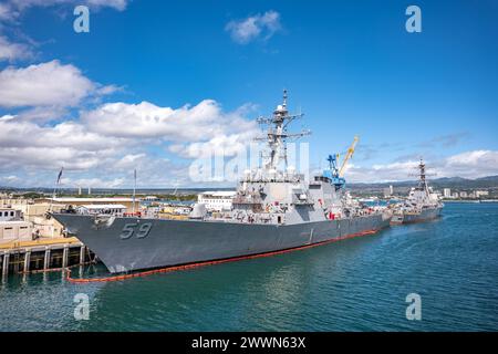 PEARL HARBOR (16. Februar 2024) – der Raketenzerstörer USS Russell (DDG 59) wurde nach einem fünftägigen Transit von der Marinestation San Diego auf der Pearl Harbor Naval Shipyard festgebunden. Die Andockung in Hawaii beendete den ersten Abschnitt eines regelmäßig geplanten Einsatzes in den westlichen Pazifik. Marineblau Stockfoto