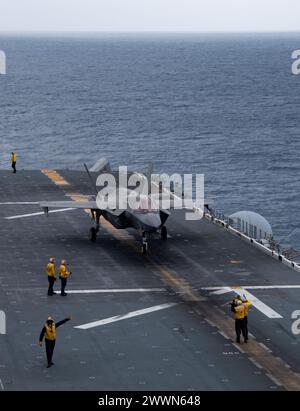 PAZIFIK (16. Februar 2024) Seeleute, die dem vorgelagerten amphibischen Angriffsträger USS America (LHA 6) zugewiesen sind, bereiten sich darauf vor, während des Flugbetriebs im Pazifik am 16. Februar ein F-35B Lightning II Flugzeug vom Air Combat Element (ACE) der 31st Marine Expeditionary Unit (MEU) zu starten. America, Leitschiff der America Amphibious Ready Group, ist im Einsatzgebiet der 7. US-Flotte im Einsatz. Die 7. US-Flotte ist die größte nach vorne gerichtete nummerierte Flotte der US Navy und interagiert routinemäßig mit Verbündeten und Partnern, um eine freie und offene indopazifische Flotte zu erhalten Stockfoto