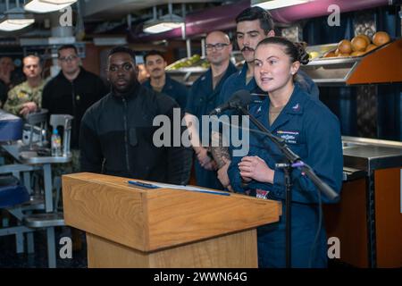 240216-N-YX844-1057 YOKOSUKA, Japan (16. Februar 2024) Geheimdienstspezialist Demis Brown aus Atoka, Tennessee, spricht während einer Geburtstagsfeier für den Namensvetter des Schiffes, Präsident Ronald Reagan, auf den Achterdeck, während im Hafen Commander, Fleet Activities Yokosuka, 16. Februar. Ronald Reagan, das Flaggschiff der Carrier Strike Group 5, stellt eine kampfbereite Truppe zur Verfügung, die die Vereinigten Staaten schützt und verteidigt und Allianzen, Partnerschaften und kollektive maritime Interessen in der indopazifischen Region unterstützt. Marineblau Stockfoto