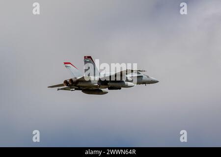 Ein F/A-18D Hornet-Flugzeug des U.S. Marine Corps mit der Marine Fighter Attack Squadron 232 startet während der COPE North 24 vom Northwest Field, Guam, 20. Februar 2024. Verbündete und Partner trainieren gemeinsam während der multilateralen Übung Cope North 24, um gemeinsame Taktiken und multilaterale Verteidigungsfähigkeiten zu verbessern. Marine Corps Stockfoto