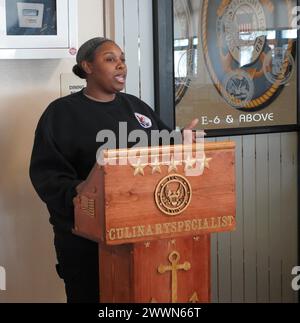 Yorktown, Virginia (22. Februar 2024) Mitglieder des Diversity Committee der Marinewaffenstation Yorktown’s preisgekrönte Scudder Hall Galley teilen ihre Anmerkungen im Rahmen des Black History Month Special Meal. Jeden Februar erinnert die US Navy an den Black History Month und die bedeutende Rolle, die Afroamerikaner in der Vergangenheit und Gegenwart bei der Verteidigung unserer Nation gespielt haben. Ihre Beiträge und ihr Opfer für unsere Nation sind nicht nur ein Teil der afroamerikanischen Geschichte, sondern auch der amerikanischen Geschichte. Marineblau Stockfoto