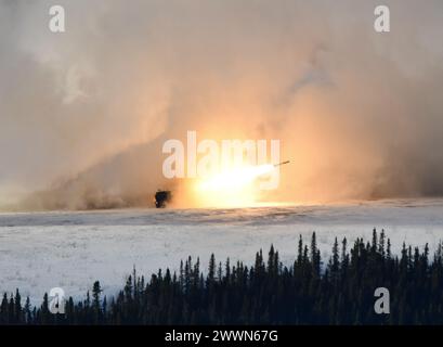 Marines von Fox Battery, 2. Bataillon, 14. Marine-Regiment, Feuerraketen vom High Mobility Artillery Rocket System (HIMARS) im Yukon-Trainingsgebiet von Fort Wainwright. Die Marines waren in Alaska, um an der Arctic Edge-Übung teilzunehmen und HIMARS-Unterstützung für eine Vielzahl von Trainingszielen zu bieten. ( Stockfoto