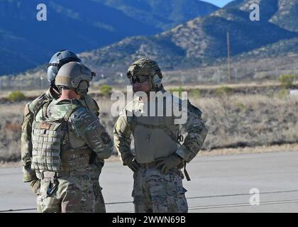 Die US-Airmen wurden den Synchronisierungsplänen des 355. Flügels während der Übung Agile Angel in Fort Huachuca, Ariz, am 20. Februar 2024 zugewiesen. Diese Flieger schlossen sich mit der 48. Rettungsgeschwader zusammen, um Flieger aus Kampfrettungsoffizier, Pararescueman, Überleben, Ausweichen, Widerstand und Flucht und taktischen Karrierefeldern der Luftkontrollparteien zu kombinieren, um außerhalb ihrer traditionellen Mission zu operieren, um eine Landezone einzurichten, eine Tankstelle für Vorwärtsgebiete, Durchführung und integrierte Kampfumkehrung und Neuzuordnung von Personal-Bergungsoperationen. Luftwaffe Stockfoto