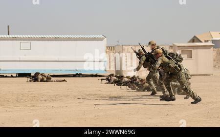 240205-M-IU565-1019 CAMP BUEHRING, Kuwait (5. Februar 2024) britische Royal Marine Commandos und US-Marines, die dem Zentralkommando des Anti-Terror-Sicherheitsteams der Flotte zugewiesen sind, führen einen Truppenangriff durch, während sie an einer letzten Übungsprobe während der Übung Eager Defender 24 an Bord von Camp Buehring, Kuwait, 5. Februar, teilnehmen. Eager Defender 24 ist der Schlussstein einer Reihe bilateraler Übungen zwischen Kuwait und den US-Marinestreitkräften, die sich auf die Verbesserung der gegenseitigen Fähigkeiten und der Interoperabilität bei Operationen zur Gefahrenabwehr im Seeverkehr konzentrieren. Marine Corps Foto) Stockfoto