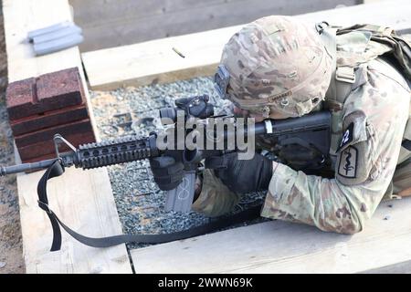 1. Lieutenant Michael Graham, Verwaltung des Gesundheitsdienstes der Armee beim 421. Medizinischen Bataillon-Multifunktions, feuert während des 30. Medizinischen Brigade Best Squad Competition auf der Militärbasis Franken Kaserne, Ansbach, Deutschland, am 29. Februar 2024 eine Reichweite von 50 bis 300 Metern ab. Graham schoss 38 der möglichen 40 Ziele während seiner Qualifikation. Veranstaltungen wie diese werden als Test für Grit und Zähigkeit verwendet, fördern die Bereitschaft und den Mut des Korps und sind ein grundlegender Bestandteil der Brigade-Methode, tödliche, zusammenhängende Teams und fachkundige Leiter aufzubauen. Armee Stockfoto