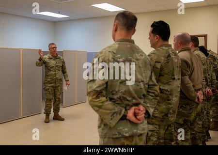 Kommandochef Major Kenneth Huff, 66. Truppenkommando, Mississippi National Guard, schickt Mitglieder des Joint Operations Center (JOC) vor Beginn der PATRIOT 24 Übung in Camp Shelby, Miss, 17. Februar 2024. PATRIOT ist eine Übung zur Katastrophenbewältigung im Inland, die von Einheiten der Nationalgarde durchgeführt wird, die mit nationalen, staatlichen und lokalen Notfallmanagementbehörden und Ersthelfern zusammenarbeiten. Air National Guard Stockfoto