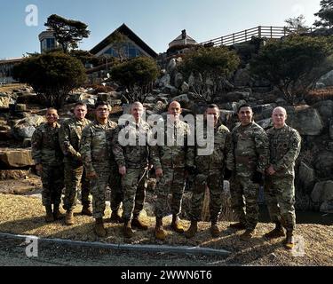 Generalmajor der Armee Michael Weimer besucht mit Soldaten im Camp Walker in Daegu, Südkorea, 10. Februar 2024. Armee Stockfoto