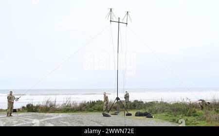 Die US-Luftstreitkräfte mit der 726. Air Control Squadron, der 366th Operations Group, richteten während des Projekts Convergence-Capstone 4 ein Kommunikationssystem in Camp Pendleton ein. Dieses System ermöglicht es der USAF, Bodendaten zügig mit Air Traffic Control Towers und Bodenkräften an verschiedenen Orten gleichzeitig zu teilen. Armee Stockfoto