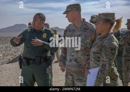 General Gregory Guillot (Mitte), Befehlshaber des North American Aerospace Defense Command und des U.S. Northern Command, erhält am 21. Februar 2024 ein Briefing vom zuständigen Patrouillenagenten Jose Tellez (links) in der Nähe von Santa Teresa, New Mexico. Darüber hinaus informierte der US-Army-SPC Kassidy Rhea (rechts), Versorgungsfeldwebel, 123. Quartermaster Company, Alabama National Guard, den Kommandanten über den Standort der mobilen Überwachungskamera. Das U.S. Northern Command stellt dem Ministerium für Heimatschutz und der U Mobilfunk-Überwachungskamerabetreiber, Nachrichtenanalysten und Luftverkehrsunterstützungsoperationen zur Verfügung Stockfoto