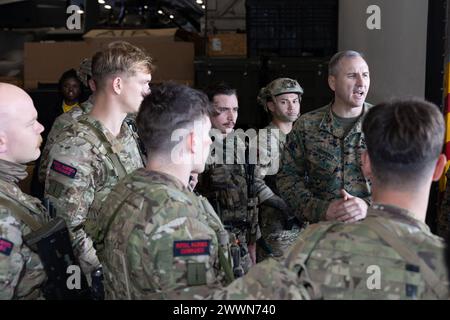 240225-N-VO895-1065 MEDITERRANEAN SEA (25. Februar 2024) Lieutenant Col. Jeremy Hawkins, rechts, Operationsoffizier der 26. Marine-Expeditionseinheit (Special Operations Capable), spricht mit britischen Royal Marine Commandos, die der Alpha Company, 40 Commando Battle Group, an Bord des amphibischen Angriffsschiffs der Wasp-Klasse USS Bataan (LHD 5) im Mittelmeer zugewiesen sind, Feb. Die Bataan Amphibious Ready-Gruppe wird dem NATO-Kommando im östlichen Mittelmeerraum übertragen, um eine Reihe kurzfristiger Wachsamkeitsaktivitäten mit Elementen der Ständigen NATO Mari des Alliierten Seeschifffahrtskommandos durchzuführen Stockfoto